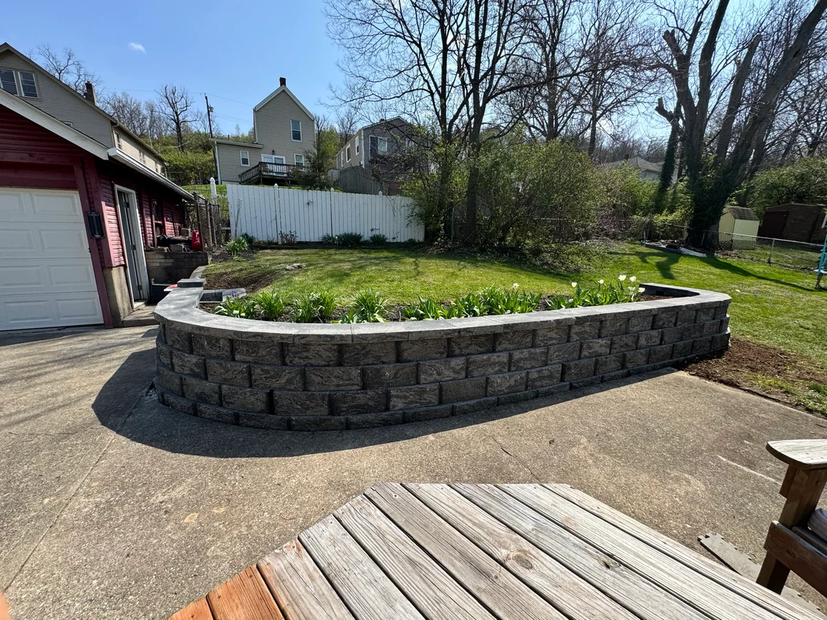 Curved retaining wall in Reading, OH completed by Queen City Hardscapes
